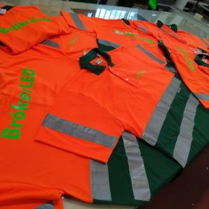 Polos de trabajo en transfer personalizados para Brókerled Sevilla.