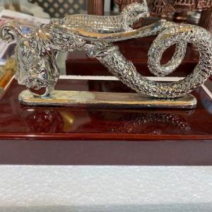 Regalo trofeo, Llamador con ba&ntilde;o de plata de Ley. Cuartel General de la Fuerza Terrestre ( Futer ) de Sevilla.