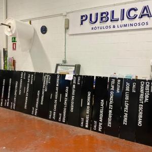 Rotulación de 100 carteles en textos de aluminio recortado para, las señales verticales y direccionales del Ayuntamiento de Dos Hermanas en Sevilla.