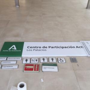 Rotulación de carteles homologados para centro de la Junta de Andalucía en Los Palacios Sevilla.