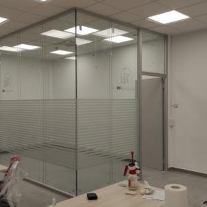Rotulación de cristal con imitación ácido plata. Para la Escuela Técnica Superior de Ingeniería e Informática de La Universidad de Sevilla.