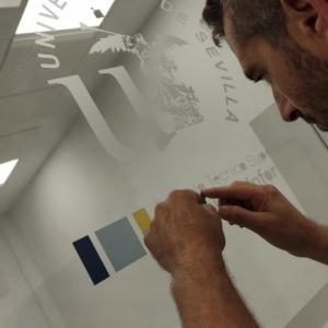 Rotulación de cristal con imitación ácido plata. Para la Escuela Técnica Superior de Ingeniería e Informática de La Universidad de Sevilla.