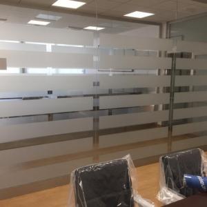 Rotulación de cristal con imitación ácido plata. Para las oficinas de Goya España en Sevilla.