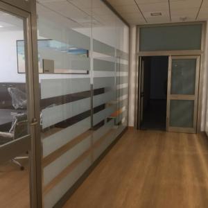 Rotulación de cristal con imitación ácido plata. Para las oficinas de Goya España en Sevilla.
