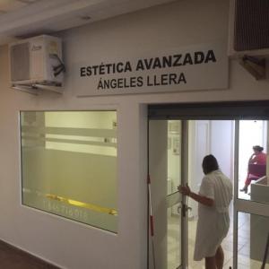 Rotulación de cristal con imitación ácido plata. Para Lleras en Sevilla.