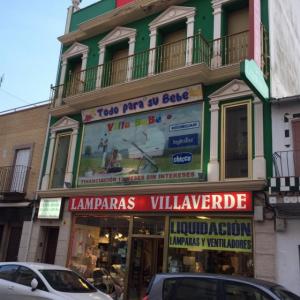 Rotulación de cristales lunas y escaparate con vinilo en impresión digital a la inversa y fondo de vinilo blanco. Lámparas Villaverde en Dos Hermanas Sevilla.