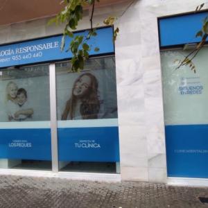 Rotulación de cristales en vinilos de corte e impreisón digital y vinilos opacos u opacantes, para Clínicas 28 en Sevilla.