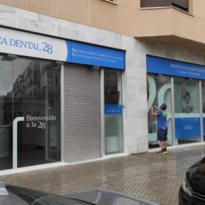 Rotulación de cristales en vinilos de corte e impreisón digital y vinilos opacos u opacantes, para Clínicas 28 en Sevilla.