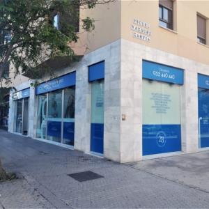 Rotulación de cristales en vinilos de corte e impreisón digital y vinilos opacos u opacantes, para Clínicas 28 en Sevilla.