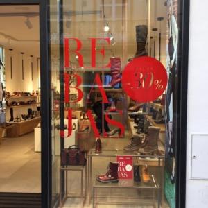 Rotulación de escaparate en vinilo de corte. Tiendas Lodi Sevilla.