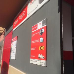 Rotulación de fachada con rótulos en bandejas con vinilos. Glass Rapid en Dos Hermanas Sevilla.