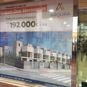 Rotulación de fotomural en escaparates o lunes en vinilo a la inversa con reserva blanca. Rent Renting Dos Hermanas Sevilla