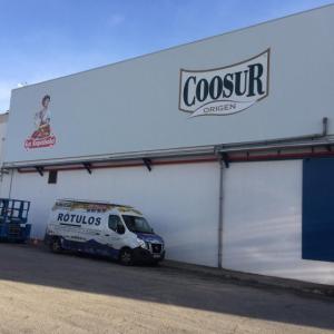 Rotulación de frente fachada en vinilos especiales al exterior. Coosur Aceites La Española en Dos Hermanas Sevilla.