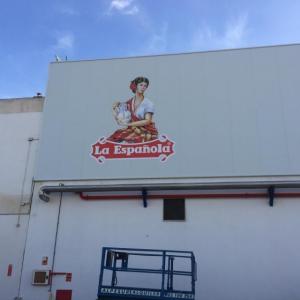 Rotulación de frente fachada en vinilos especiales al exterior. Coosur Aceites La Española en Dos Hermanas Sevilla.