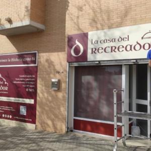 Rotulación de frente para la Casa del Recreador en Sevilla.