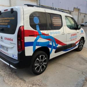 Rotulación de furgoneta con vinilos de corte y microperforado homologado para cristales. Efamoa en Sevilla.