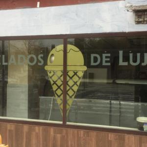 Rotulación de lunas y cristales en ácidos en impresión digital para Gofre Triana en Sevilla.