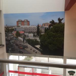 Rotulación de lunas en impresión digital. Comisaría de Policía de Bellavista Sevilla. Trabajos para Falusa.