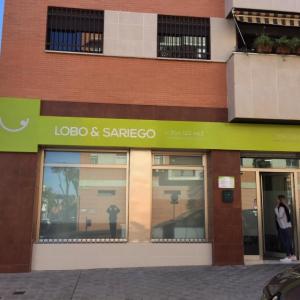 Rotulación de lunas en vinilo ácido plata y corte. Clínica Lobo & Sariego en Montequinto Dos Hermanas Sevilla.