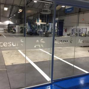 Rotulación de mamparas de despacho, con vinilos en imitación ácido plata o chorro de arena. Acesur Sevilla
