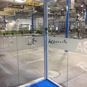 Rotulación de mamparas de despacho, con vinilos en imitación ácido plata o chorro de arena. Acesur Sevilla