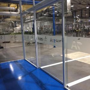 Rotulación de mamparas de despacho, con vinilos en imitación ácido plata o chorro de arena. Acesur Sevilla