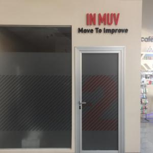 Rotulación de mamparas y despachos en vinilo ácido plata y vinilo de corte bicolor. In Muv en Dos Hermanas Sevilla