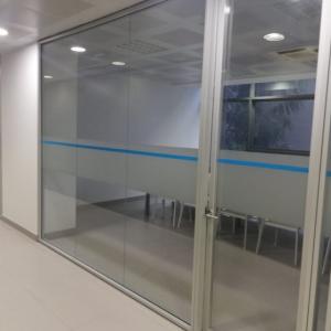 Rotulación de mamparas de oficina en vinilo ácido plata. Acosta Sanicor en Dos Hermanas Sevilla.