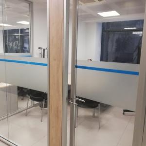 Rotulación de mamparas de oficina en vinilo ácido plata. Acosta Sanicor en Dos Hermanas Sevilla.