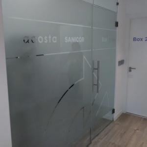 Rotulación de mamparas de oficina en vinilo ácido plata. Acosta Sanicor en Dos Hermanas Sevilla.