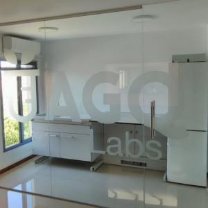 Rotulación de mamparas de oficina en vinilo ácido plata. AGQ Sevilla.