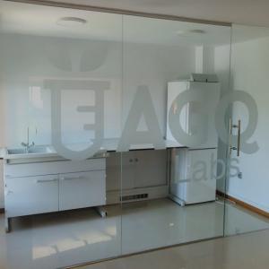 Rotulación de mamparas de oficina en vinilo ácido plata. AGQ Sevilla.