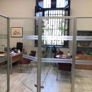 Rotulación de mamparas de oficina en vinilo ácido plata. Comunicación de la Universidad de Sevilla.