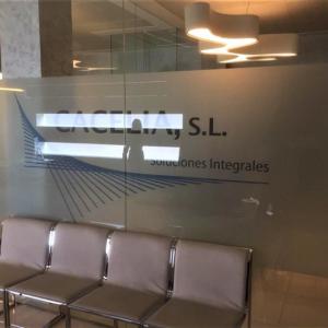 Rotulación de mamparas de oficina en vinilo imitación ácido plata en impresión. Cacelia en Sevilla.
