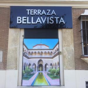 Rotulación de puerta en vinilo en impresión digital para Hotel Bellvista en Sevilla.