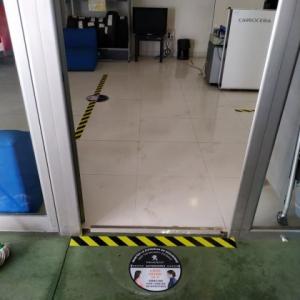 Rotulación y señalización de suelo frente al coronavirus covid 19 en concesionarios Peugeot Automares en Sevilla.