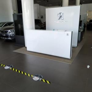 Rotulación y señalización de suelo frente al coronavirus covid 19 en concesionarios Peugeot Automares en Sevilla.