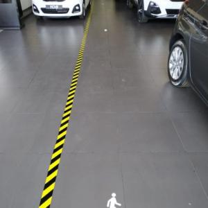 Rotulación y señalización de suelo frente al coronavirus covid 19 en concesionarios Peugeot Automares en Sevilla.