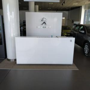 Rotulación y señalización de suelo frente al coronavirus covid 19 en concesionarios Peugeot Automares en Sevilla.