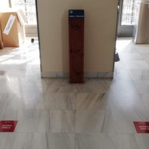 Rotulación y señalización de suelos y cartelería frente al coronavirus covid 19 en Pabellón de México de la Universidad de Sevilla.