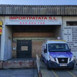 Rótulo cartel en bandeja de composite plegada y rotulada. Importpatata en Mercasevilla Sevilla.