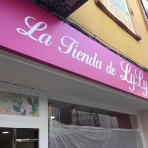 Rótulo cartel en bandeja de dibón y rotulado con vinilos. La tienda de Lyly en Dos Hermanas Sevilla.