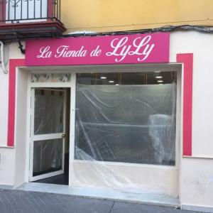 Rótulo cartel en bandeja de dibón y rotulado con vinilos. La tienda de Lyly en Dos Hermanas Sevilla.