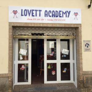Rótulo cartel en bandeja plegada en comsopiste. Academia ingles lovett en Olivares Sevilla.