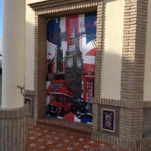 Rótulo cartel en bandeja plegada en comsopiste. Academia ingles lovett en Olivares Sevilla.
