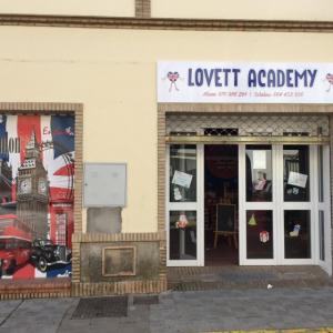 Rótulo cartel en bandeja plegada en comsopiste. Academia ingles lovett en Olivares Sevilla.