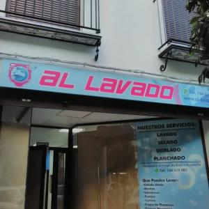 Rótulo cartel en bandeja plegada en comsopiste. Al lavado en Utrera Sevilla.