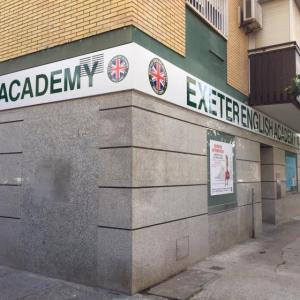 Rótulo cartel en bandeja plegada con bastidor y rotulado con vinilos garantizados para exterior. Sevilla.