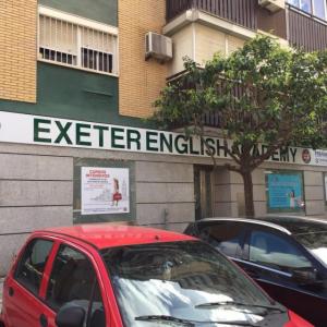 Rótulo cartel en bandeja plegada con bastidor y rotulado con vinilos garantizados para exterior. Sevilla.