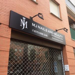 Rótulo cartel en bandeja plegada y rotulada con vinilo. MJ Centro de belleza en Montequinto Dos Hermanas Sevilla.